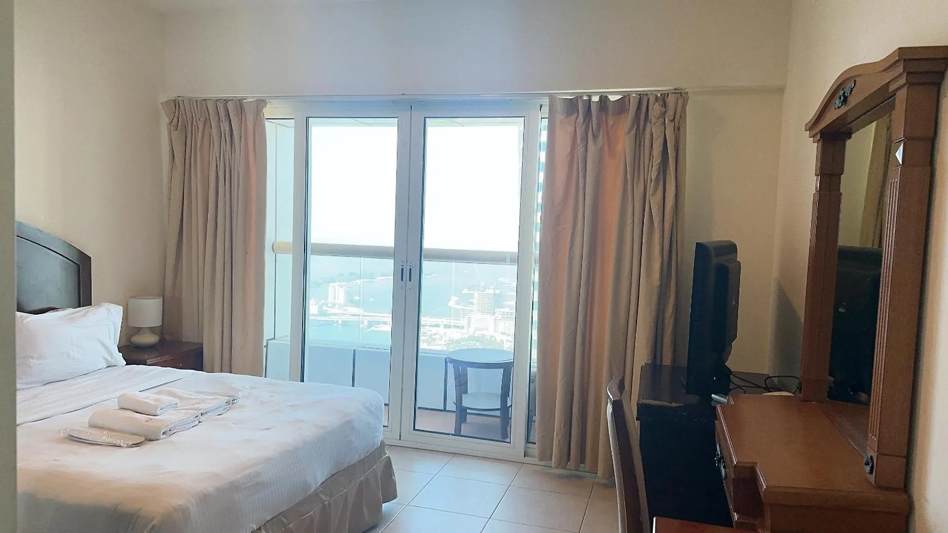 Ensuite Rooms In Coliving Apartments In Marina Dubai